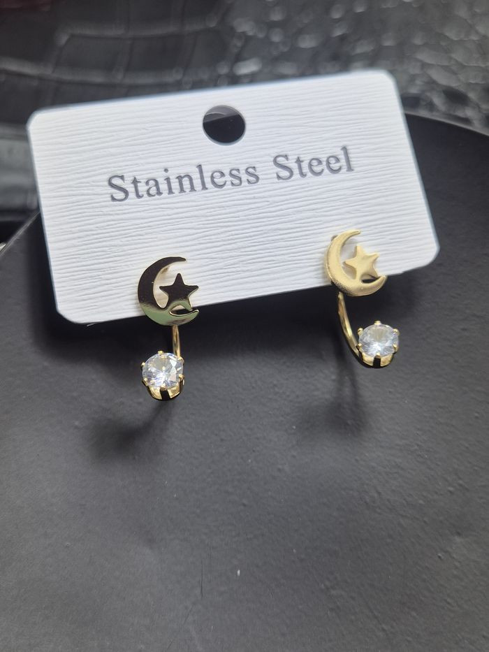 Серьги стальные луна и звезда с напылением золотом J11516CJJ Серьги стальные луна и звезда с напылением золотом J11516CJJ