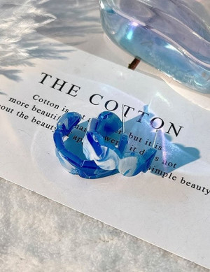 Акриловые серьги-кольца с глубоким синим мраморным узором Z06650 Акриловые серьги-кольца с глубоким синим мраморным узором Z06650