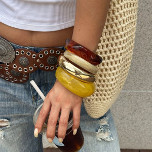 Браслет жесткий литой из матового акрила CJP85447 Браслет жесткий литой из матового акрила CJP85447