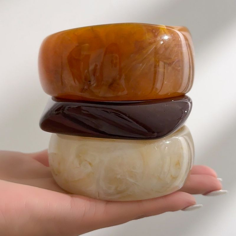 Жесткий браслет CJT03684