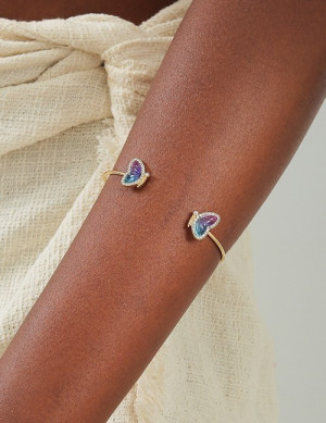 Браслет жесткий разомкнутый с кристаллами каплевидной формы R78866 Браслет жесткий разомкнутый с кристаллами каплевидной формы R78866