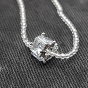 Бусы из бисера с подвеской в виде крупного сияющего куба J10730CJJ Бусы из бисера с подвеской в виде крупного сияющего куба J10730CJJ