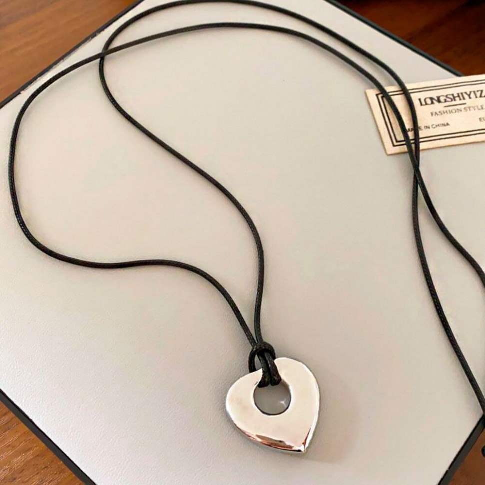 Золотистая подвеска абстрактной формы на шнурке CJH12095