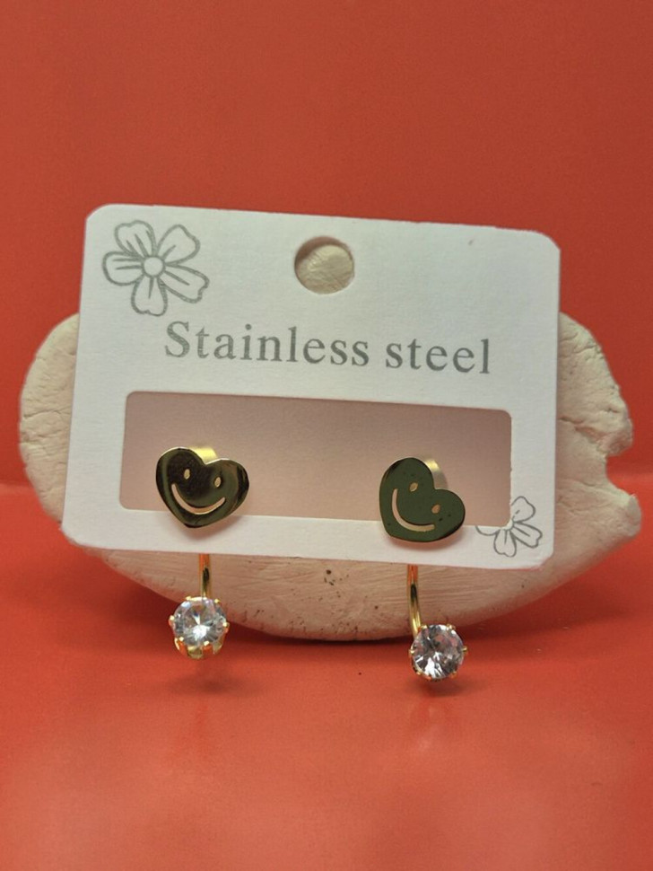 Серьги гвоздики сердце смайл из стали с напылением золотом J11517CJJ Серьги гвоздики сердце смайл из стали с напылением золотом J11517CJJ