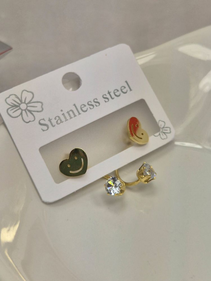 Серьги гвоздики сердце смайл из стали с напылением золотом J11517CJJ Серьги гвоздики сердце смайл из стали с напылением золотом J11517CJJ