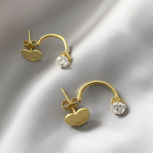 Серьги гвоздики сердце смайл из стали с напылением золотом J11517CJJ Серьги гвоздики сердце смайл из стали с напылением золотом J11517CJJ