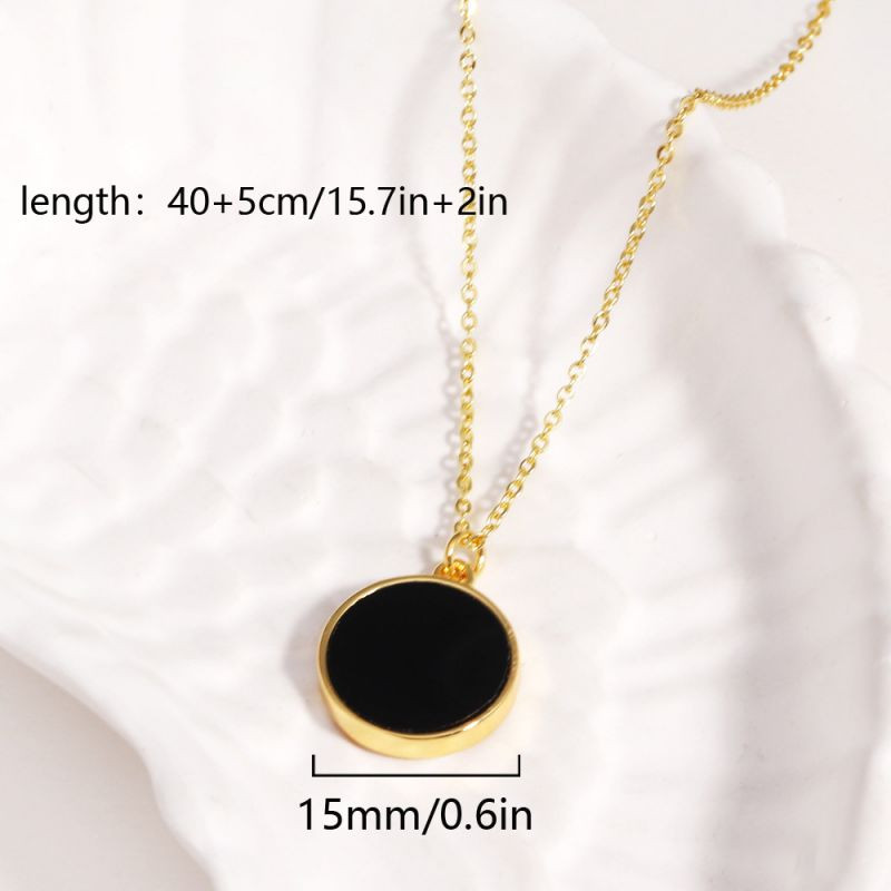 Тонкий золотистый браслет с черным круглым медальоном CJR60832