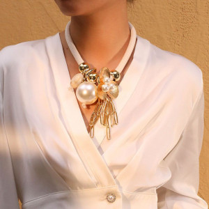 Многослойное колье из жемчуга и золотистых элементов с кистями CJP62802 Многослойное колье из жемчуга и золотистых элементов с кистями CJP62802