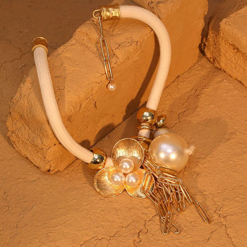 Многослойное колье из жемчуга и золотистых элементов с кистями CJP62802