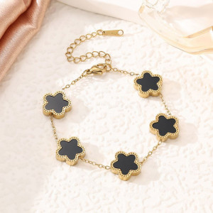 Браслет-цепочка с крупными клеверами и темной эмалью CJP45081