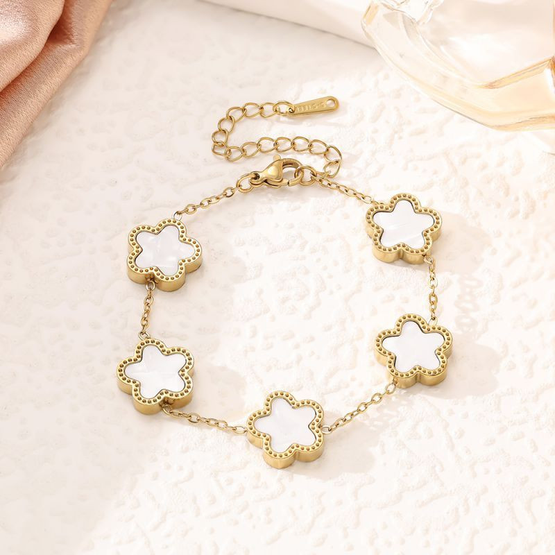 Браслет-цепочка с крупными клеверами и темной эмалью CJP45081