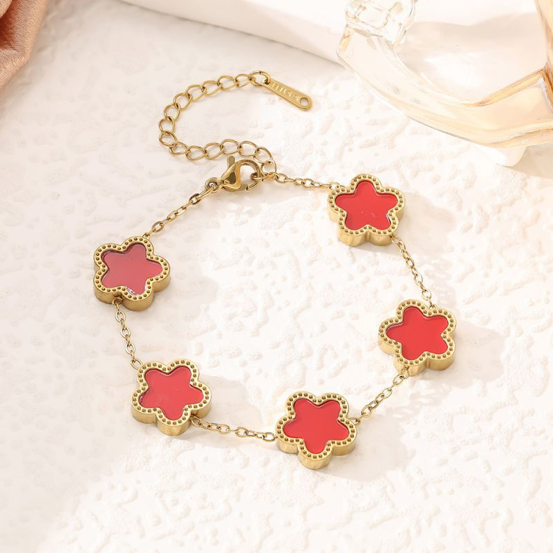 Браслет-цепочка с крупными клеверами и темной эмалью CJP45081