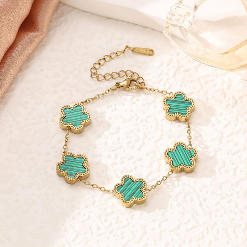 Браслет-цепочка с крупными клеверами и темной эмалью CJP45081