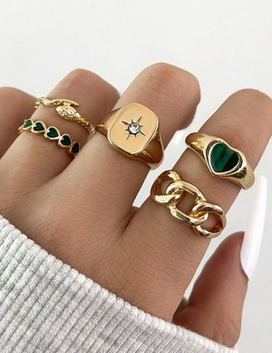 Набор золотистых колец с зеленым камнем-сердцем и печатками M16399