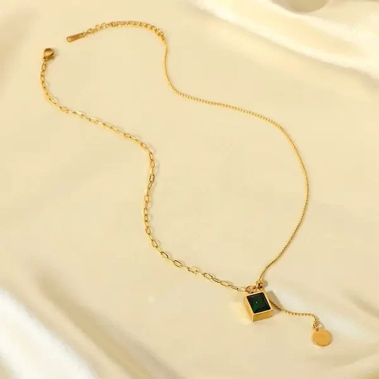 Золотистая цепочка-галстук с зеленым прямоугольным камнем и диском J10160CJJ Золотистая цепочка-галстук с зеленым прямоугольным камнем и диском J10160CJJ