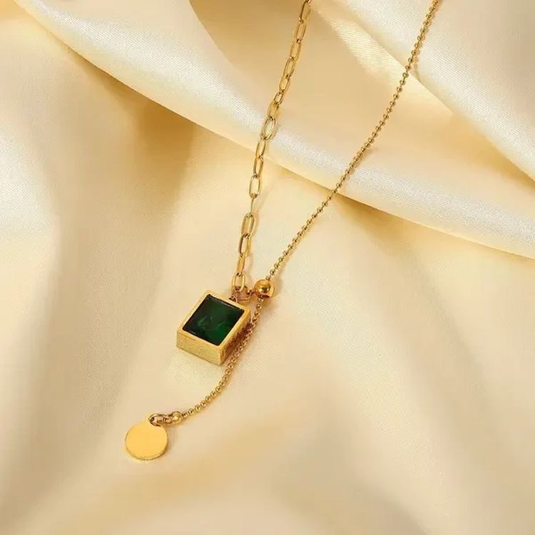 Золотистая цепочка-галстук с зеленым прямоугольным камнем и диском J10160CJJ Золотистая цепочка-галстук с зеленым прямоугольным камнем и диском J10160CJJ
