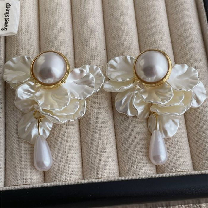 Серьги пусеты с жемчужными лепестками и каплями CJM48147 Серьги пусеты с жемчужными лепестками и каплями CJM48147