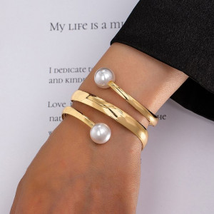 Браслет жесткий спиральный с искусственным жемчугом CJM86354