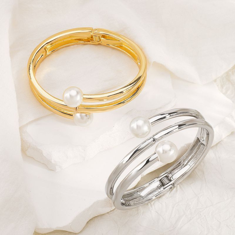 Браслет жесткий разомкнутый с переплетением и жемчужной вставкой CJL32241