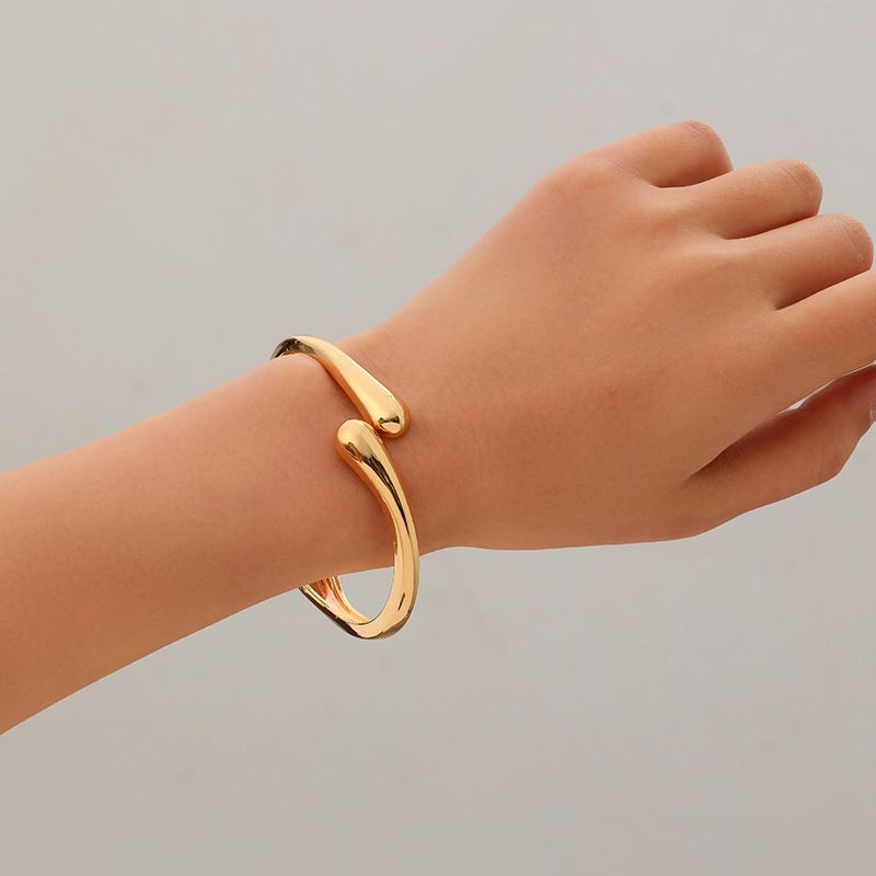 Браслет жесткий плетеный из двух широких полос CJL97428