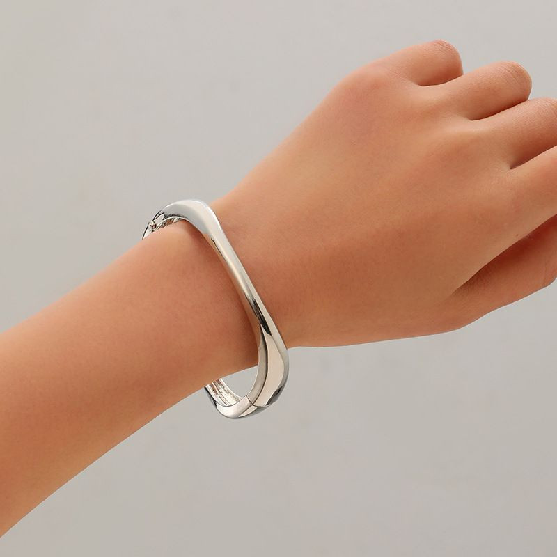 Браслет жесткий плетеный из двух широких полос CJL97428