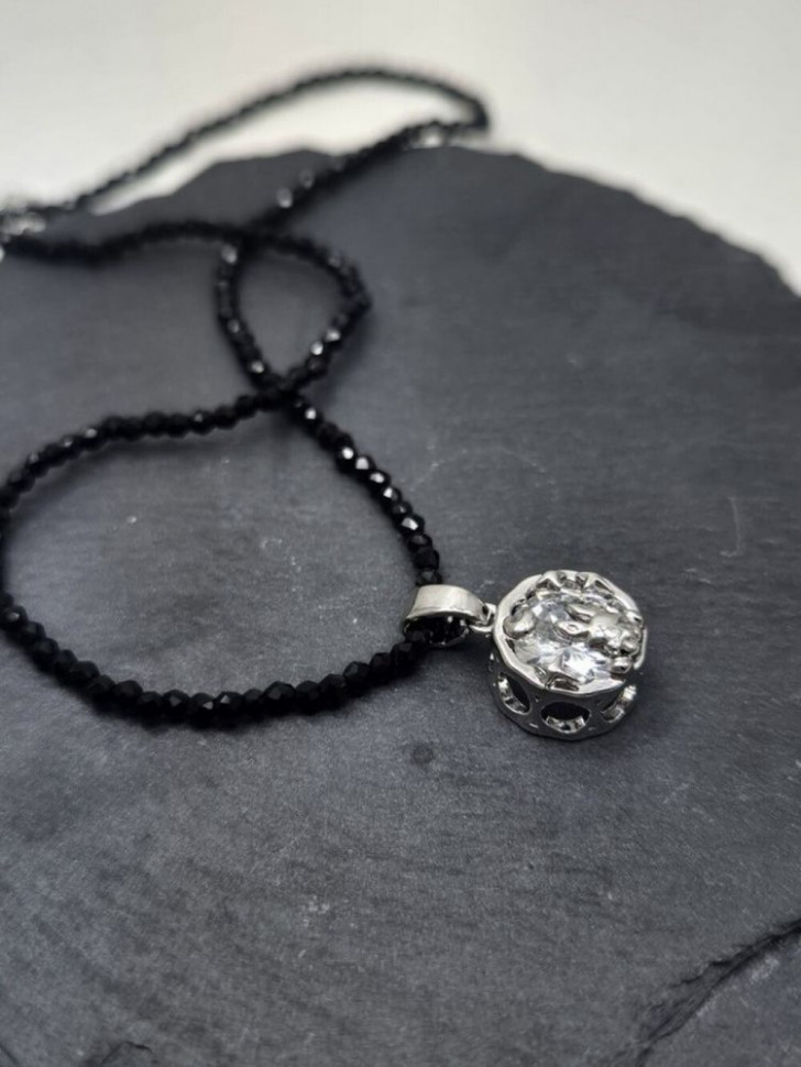 Бусы из черного бисера с фианитом в короне J10731CJJ