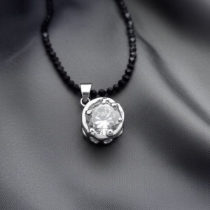 Бусы из черного бисера с фианитом в короне J10731CJJ Бусы из черного бисера с фианитом в короне J10731CJJ