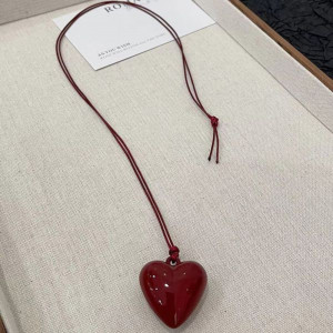 Массивное бордовое сердце на тонком шнурке CJH44321 Массивное бордовое сердце на тонком шнурке CJH44321