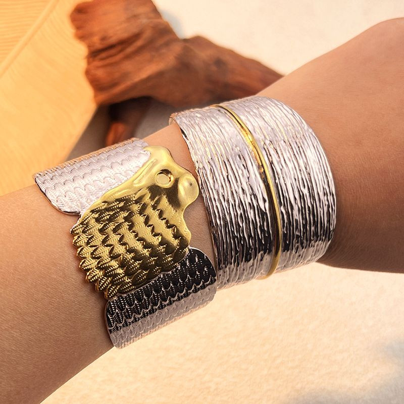 Браслет-кафф широкий с комбинированной фактурой CJM18933