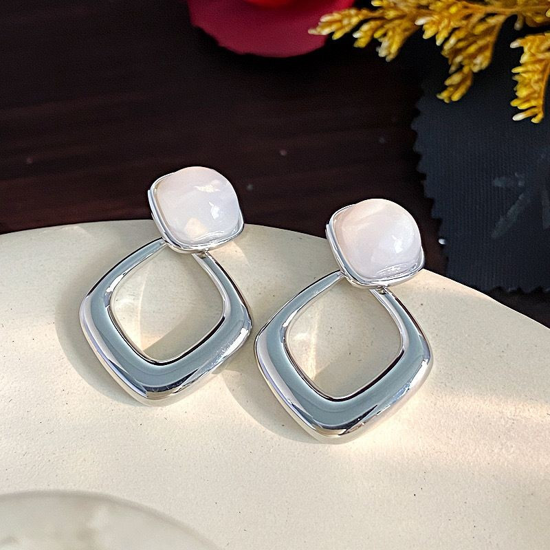 Серьги-гвоздики с геометрическими подвесами CJG37488