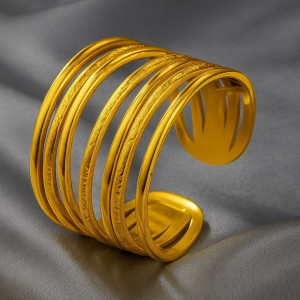 Многослойное кольцо из тонких золотистых полос 1J12168CJJ