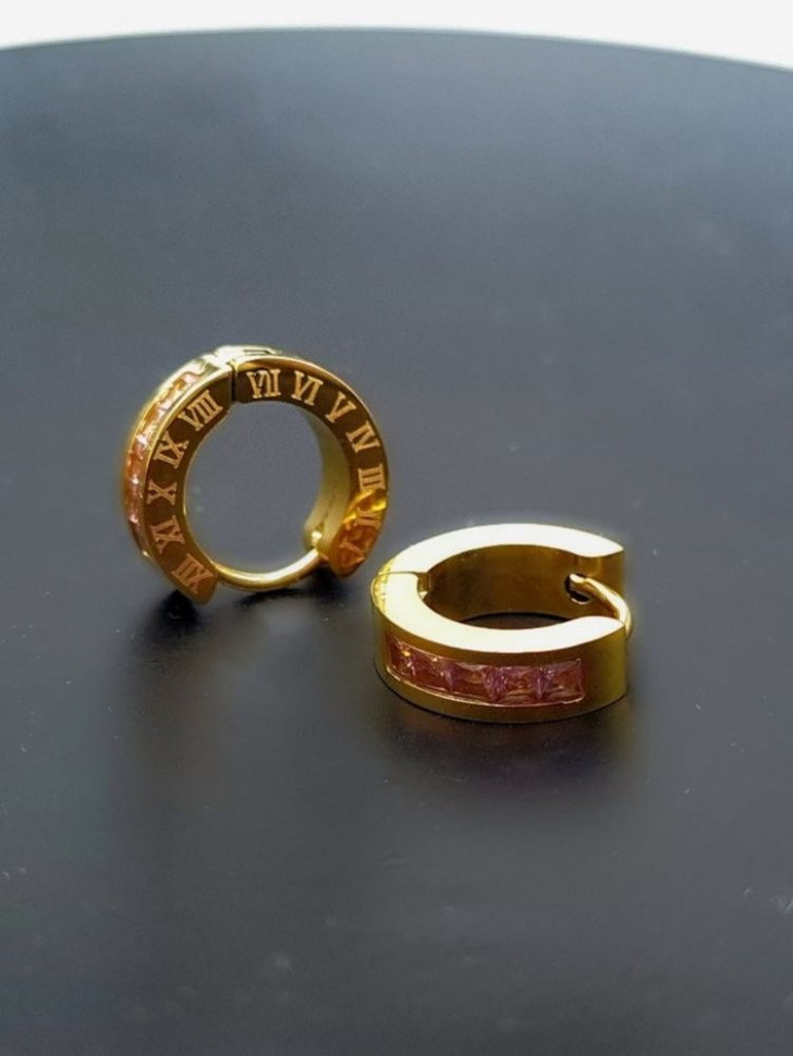 Золотистые серьги-кольца с белой эмалью и римским узором J10251CJJ Золотистые серьги-кольца с белой эмалью и римским узором J10251CJJ