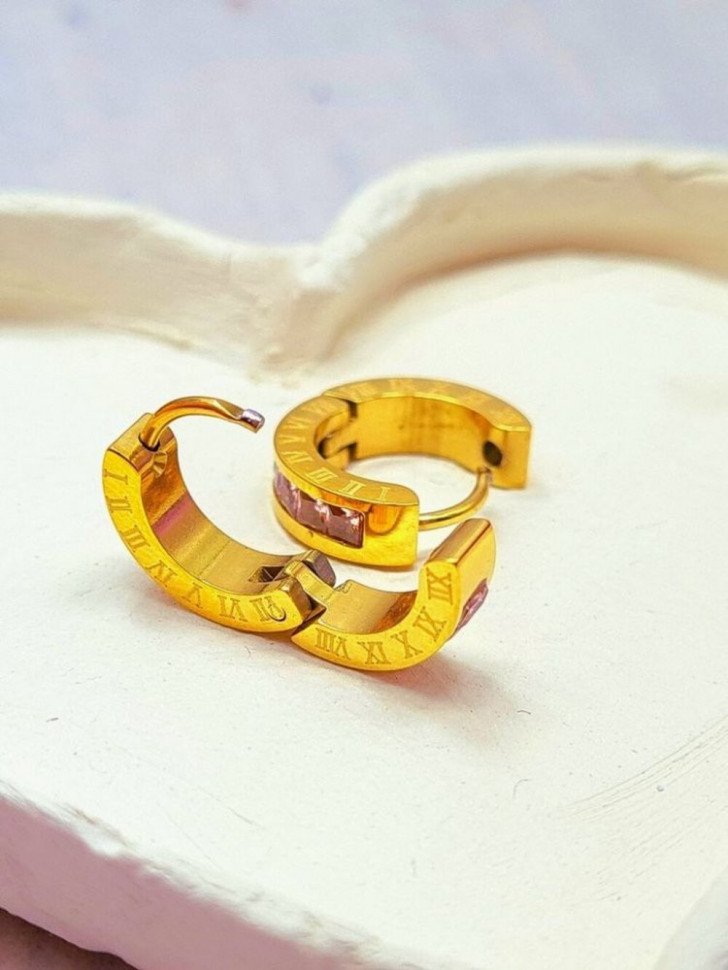 Золотистые серьги-кольца с белой эмалью и римским узором J10251CJJ Золотистые серьги-кольца с белой эмалью и римским узором J10251CJJ