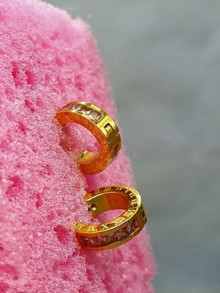 Золотистые серьги-кольца с белой эмалью и римским узором J10251CJJ Золотистые серьги-кольца с белой эмалью и римским узором J10251CJJ