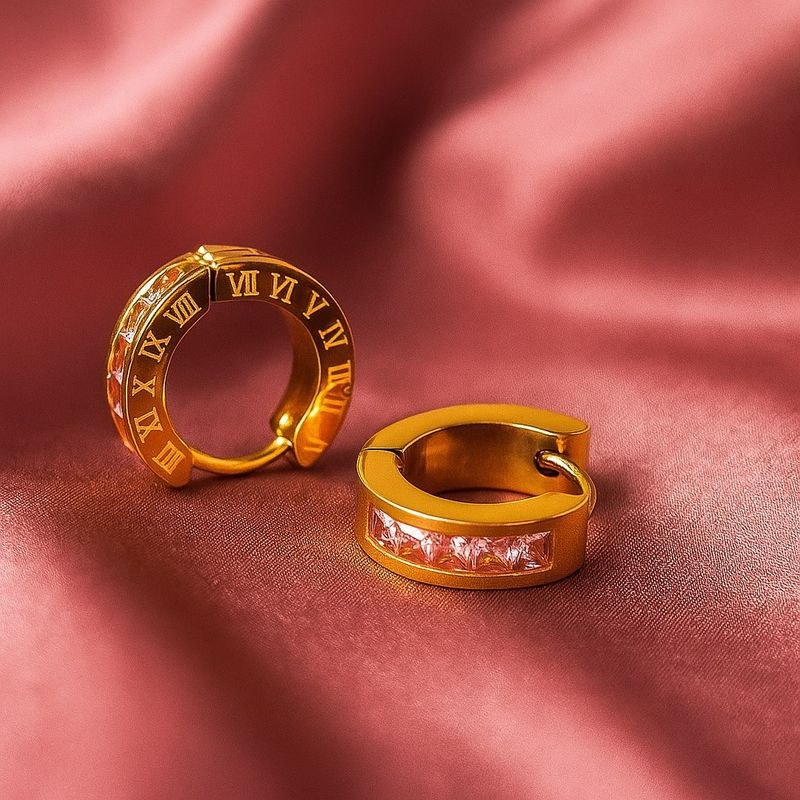 Золотистые серьги-кольца с белой эмалью и римским узором J10251CJJ Золотистые серьги-кольца с белой эмалью и римским узором J10251CJJ