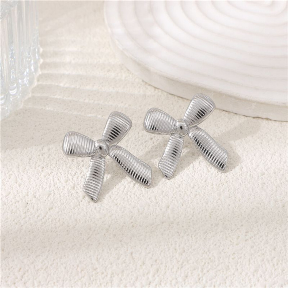 Серебристые матовые серьги-банты CJH27408