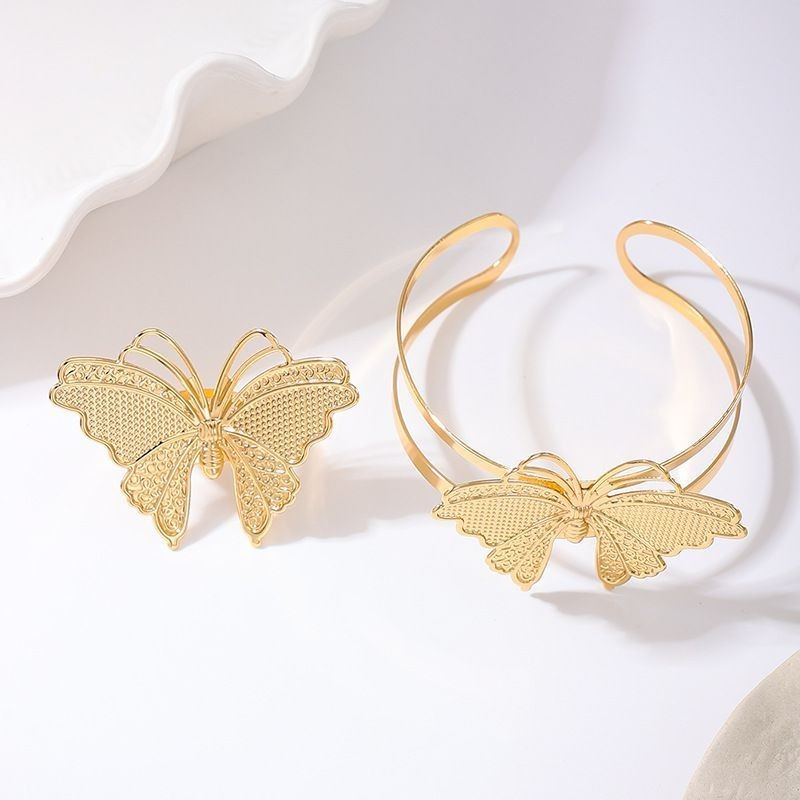 Браслет жесткий в форме бабочки с ажурными крыльями CJG26740