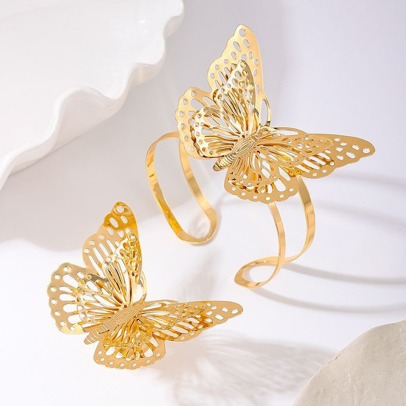 Браслет жесткий в форме бабочки с ажурными крыльями CJG26740