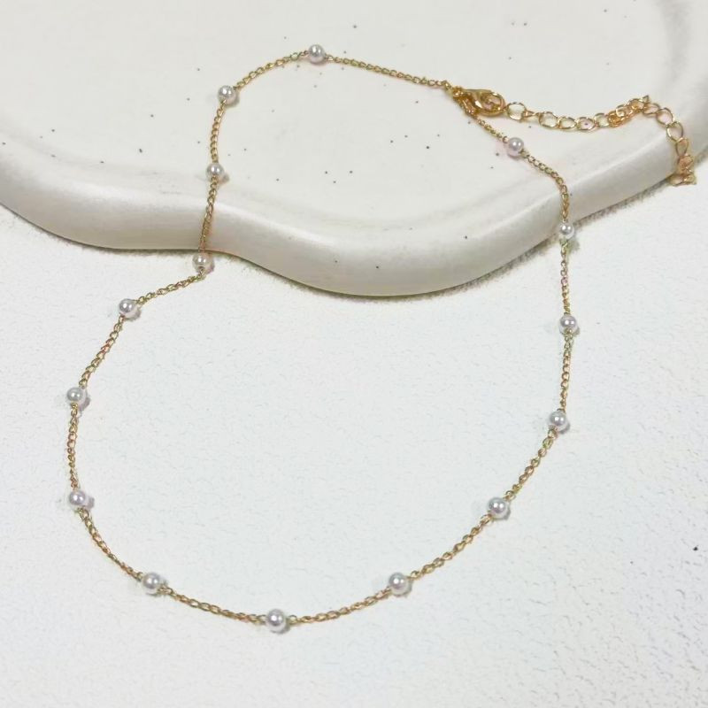 Трендовый жемчужный чокер с золотистыми металлическими акцентами CJR61395