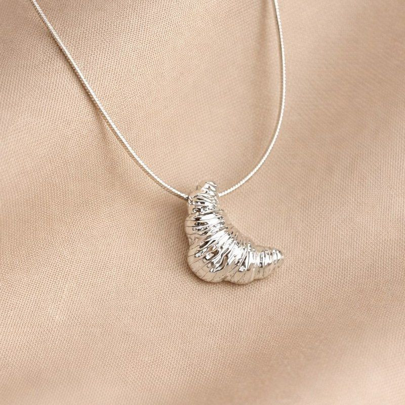 Серебристая Цепочка с кулоном в форме круассана 1J12394CJJ Серебристая Цепочка с кулоном в форме круассана 1J12394CJJ