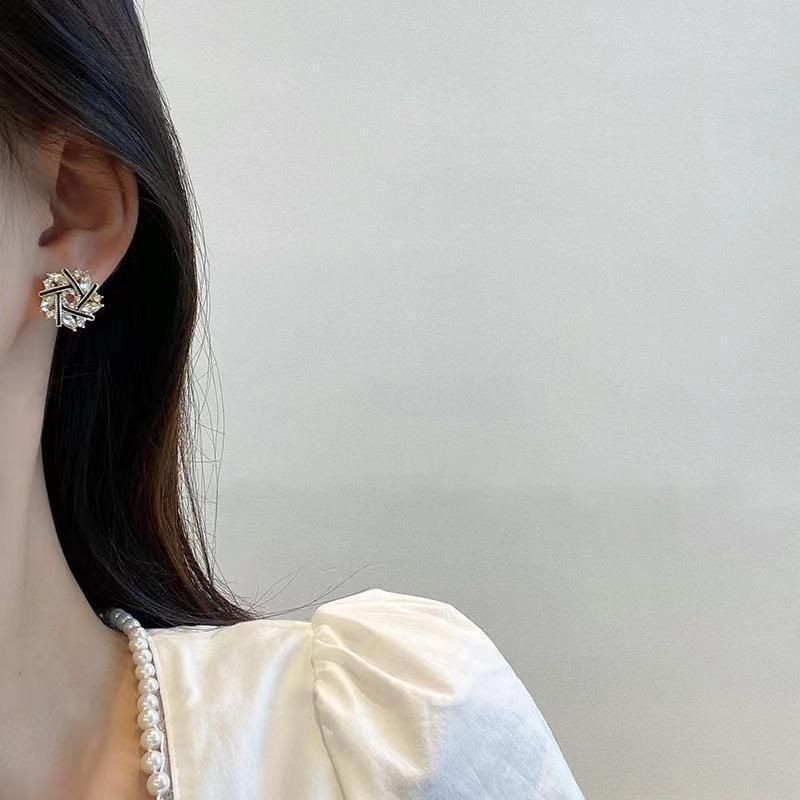 Серьги-гвоздики ювелирный сплав с кристаллами серебряный гвоздик 1J11938CJJ Серьги-гвоздики ювелирный сплав с кристаллами серебряный гвоздик 1J11938CJJ