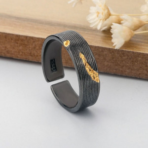 Черное фактурное кольцо с золотистым пером N95978