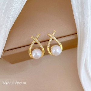 Золотистые серьги-пусеты с жемчугом и стразами CJH31881 Золотистые серьги-пусеты с жемчугом и стразами CJH31881