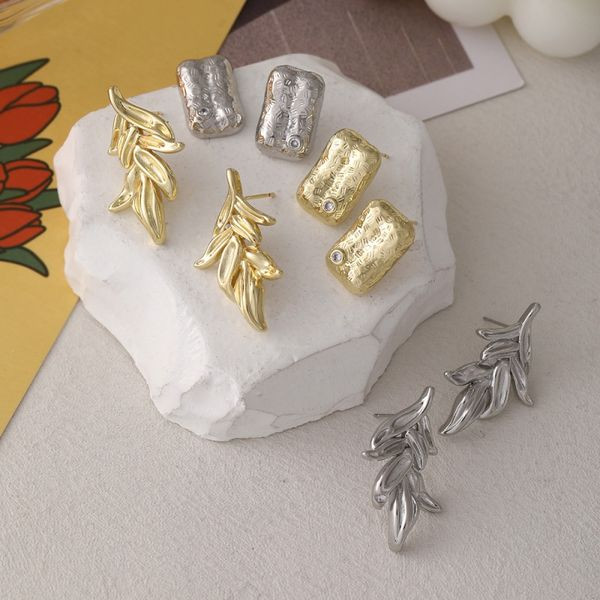 Серьги-пусеты в форме золотистых листьев CJL53918
