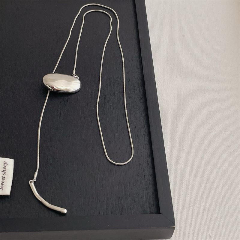 Колье-галстук с матовыми пластинами в футуристичном стиле CJL80885