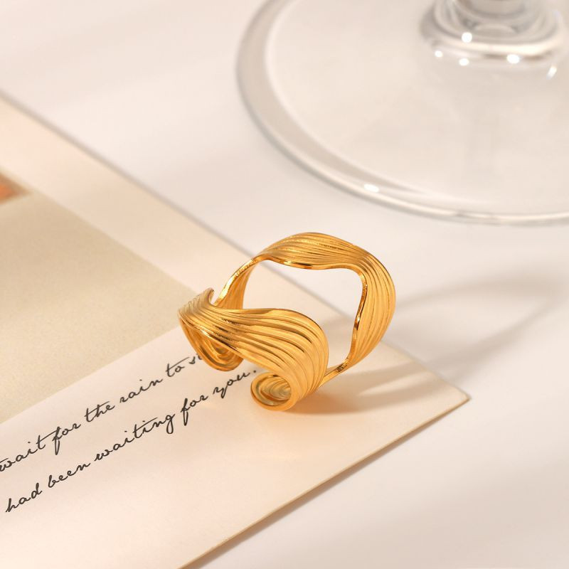 Длинное кольцо на весь палец с фактурными линиями CJL78699