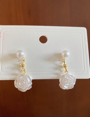 Серьги-пусеты с объемными розами и жемчугом Z61699 Серьги-пусеты с объемными розами и жемчугом Z61699