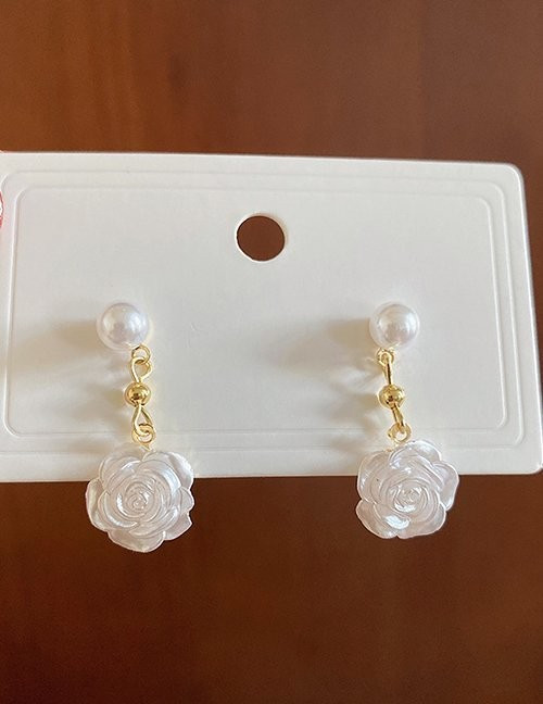 Серьги-пусеты с объемными розами и жемчугом Z61699 Серьги-пусеты с объемными розами и жемчугом Z61699