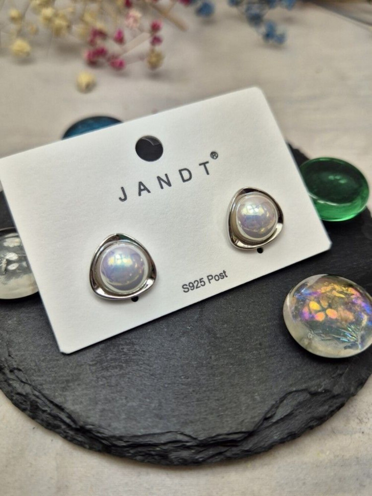 Серьги-гвоздики с жемчужиной в асимметричной оправе J10708CJJ