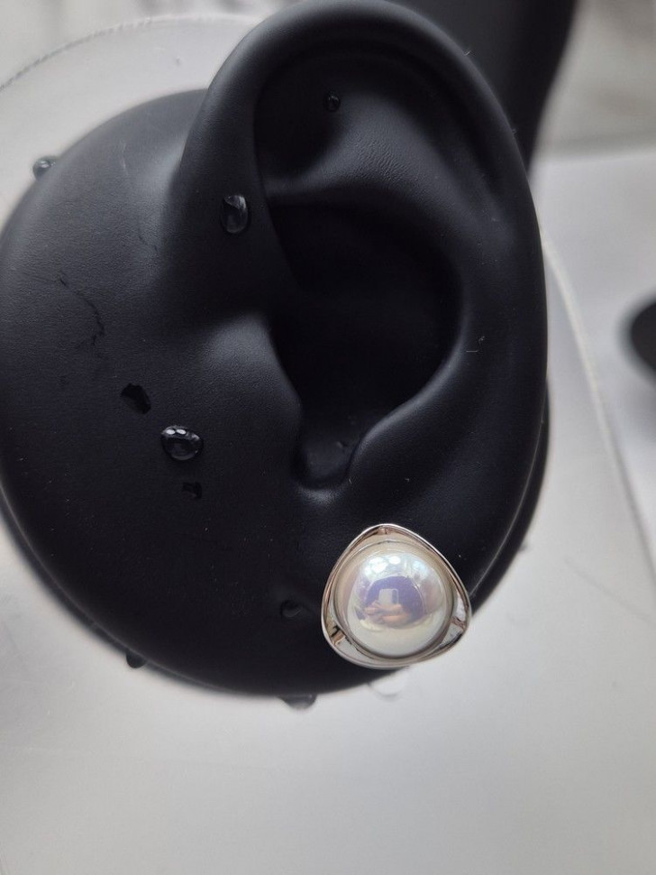 Серьги-гвоздики с жемчужиной в асимметричной оправе J10708CJJ